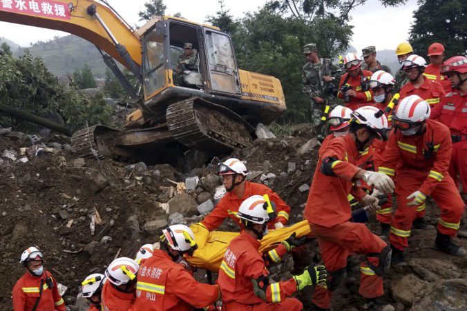 Baňu na severovýchode Číny zatopilo, záchranári sa snažia vyslobodiť uviaznutých robotníkov