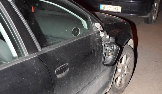 Foto: Autám na parkovisku v Bratislave odlomili spätné zrkadlá, v cele skončili dvaja Švajčiari