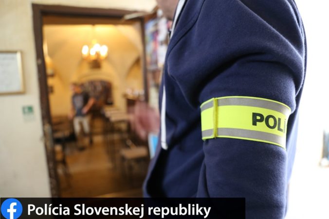 Foto: Policajti prehľadávali priestory baru v Bratislave, súvisí to s kauzou sledovania novinárov