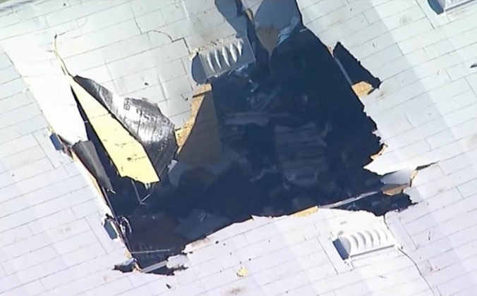 Video: Stíhačka F-16 sa zrútila na strechu skladu a začala horieť, museli uzavrieť aj diaľnicu