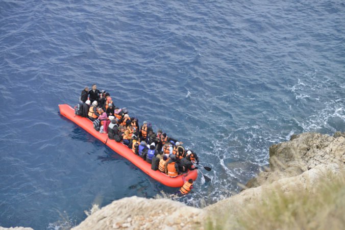 Desiatky migrantov sa chceli dostať do Európy, ale v Líbyi ich zadržala pobrežná stráž