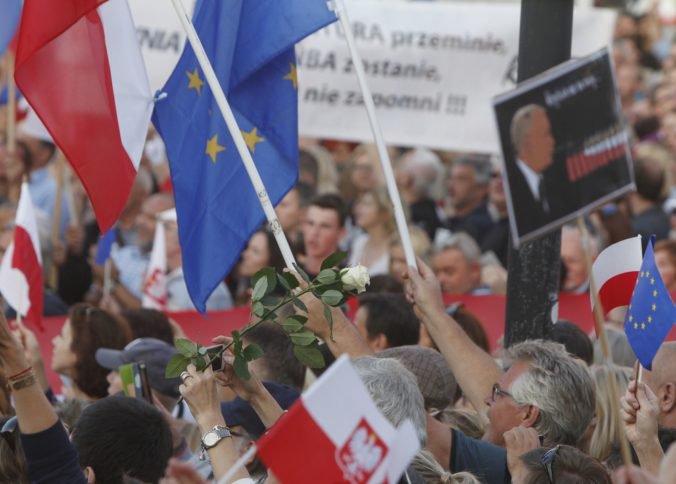 Tisícky Poliakov sa zišli na proeurópskom pochode vo Varšave, prišiel aj Donald Tusk