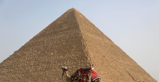 Teroristi zaútočili pri pyramídach v Egypte, bombou zasiahli autobus s turistami