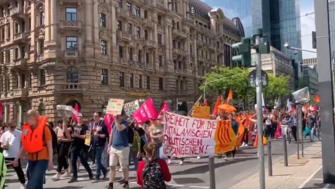 Video: Vo viacerých mestách Európy sa konali demonštrácie proti nacionalizmu