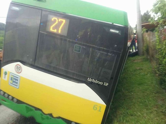 Foto: Linkový autobus plný ľudí zišiel z cesty a havaroval, v Žiline zasahovali aj leteckí záchranári