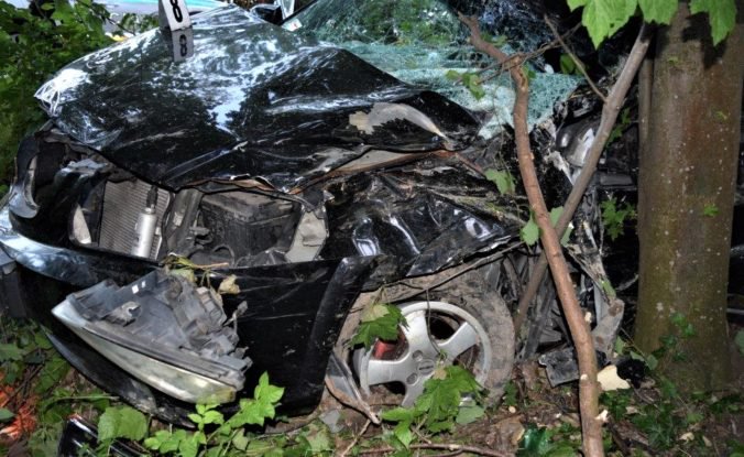 Foto: Vodič zomrel po náraze do stromu, o život prišiel aj cyklista a tínedžerka