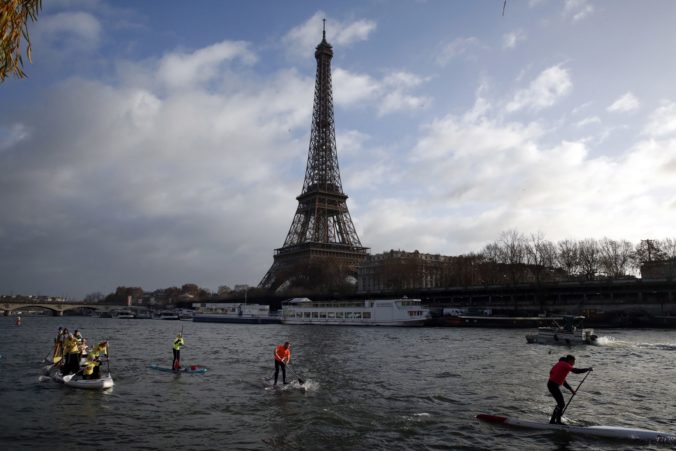 Video: Eiffelovu vežu v Paríži museli zatvoriť, niekto sa na ňu pokúsil vyliezť