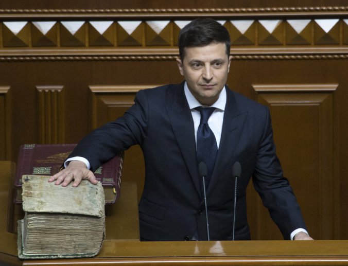 Video: Zelenskyj sa stal novým prezidentom Ukrajiny, po zložení sľubu ihneď rozpustil parlament