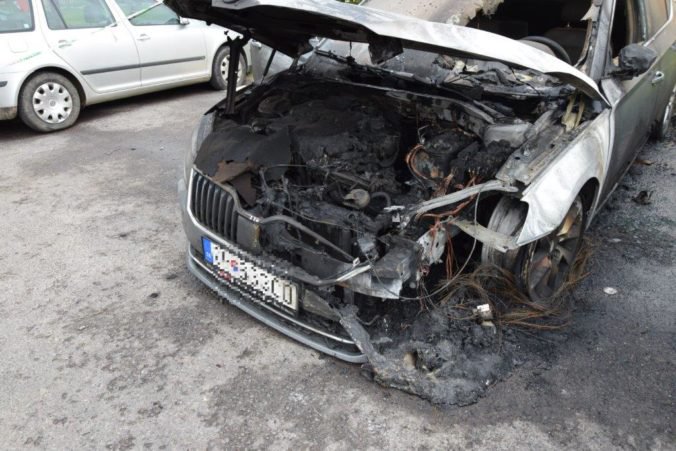 Foto: Autá v Žiari nad Hronom pohltili plamene, škody odhadli na 22-tisíc eur