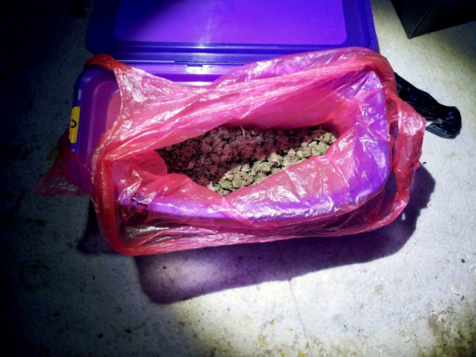 Foto: Kukláči zadržali drogového dílera, v Hlohovci a okolitých obciach predával marihuanu