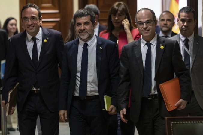 Katalánski politici sa zúčastnili na zasadnutí parlamentu, po zložení prísahy sa vrátia do väzenia