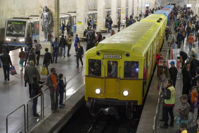 V metre v Moskve vypadla elektrina, z troch súprav museli evakuovať viac ako tisíc ľudí