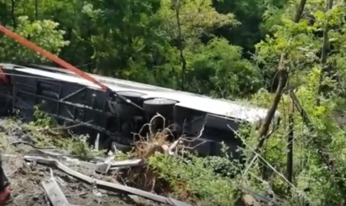Video: Turistický autobus prerazil zvodidlá na diaľnici a skončil prevrátený v lese