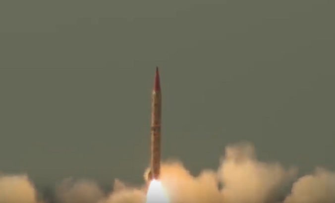 Video: Pakistanská armáda úspešne otestovala balistickú raketu schopnú uniesť jadrovú hlavicu