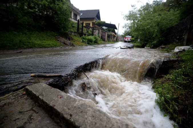 Vo viacerých okresoch Slovenska hrozia povodne, meteorológovia vydali aj výstrahu tretieho stupňa