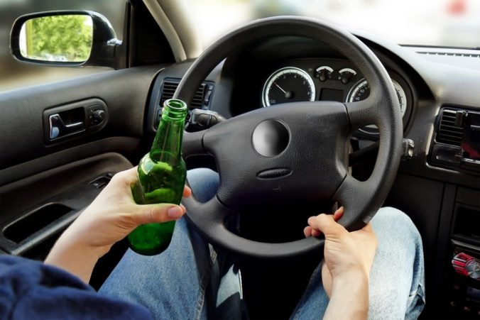 Za volant si sadol opitý 16-ročný chlapec, trestu sa nevyhne ani majiteľ auta