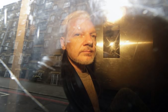 Assange bude bojovať proti vydaniu do USA, zakladateľ Wikileaks má na krku 18 obvinení