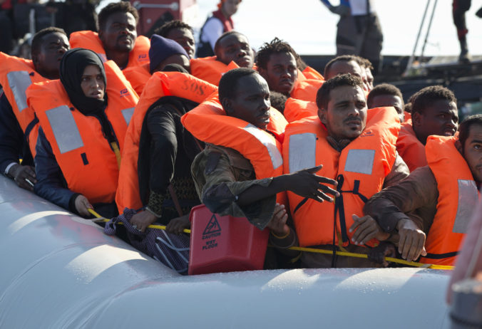 Gumenému člnu s migrantmi prasklo dno, pridržiavali sa zvyškov lode aj plastových sudov
