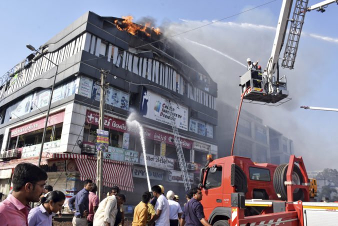 Video: Budovu v indickom Surate zachvátil požiar, o život prišlo niekoľko študentov