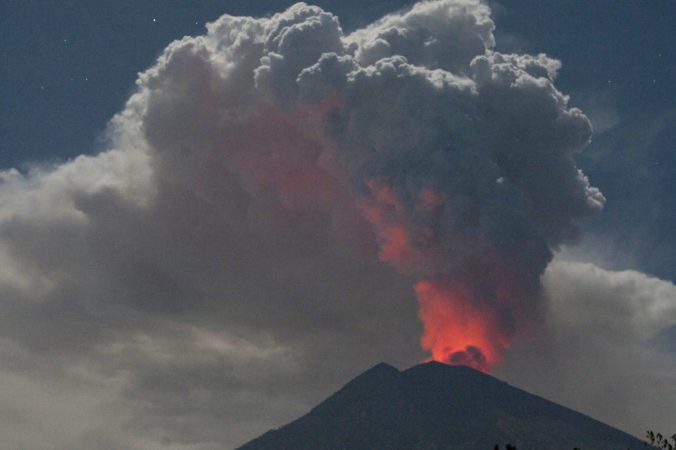 Video: Sopka Agung na ostrove Bali je aktívna, jej výbuch si vyžiadal rušenie letov