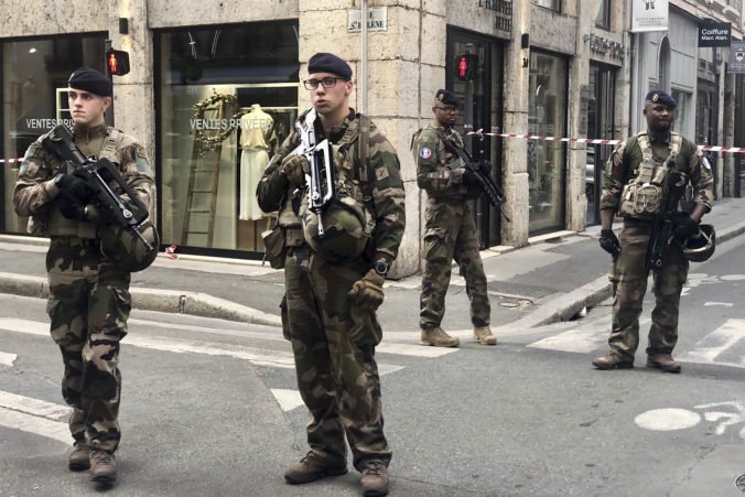 Francúzi po výbuchu v Lyone pátraju po podozrivom, zachytila ho bezpečnostná kamera