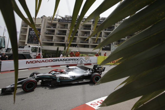 Hamilton odštartuje Veľkú cenu Monaka z prvého miesta, Bottas v kvalifikácii skončil druhý