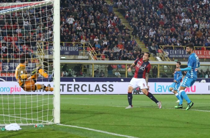 Video: Neapol sa rozlúčil so sezónou prehrou v Bologni, v zápase Frosinone a Chieva nepadol gól