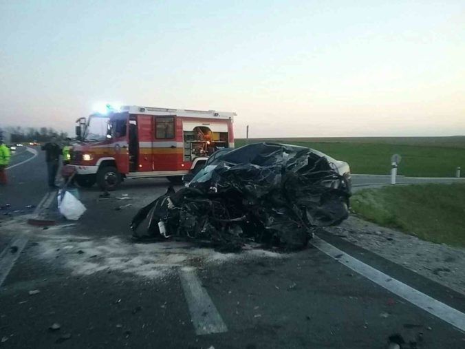 Foto: Nákladiak začal po zrážke horieť, o život prišiel vodič osobného auta