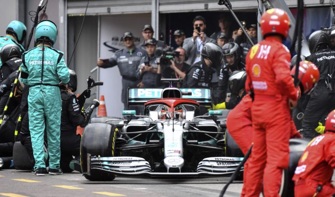 Hamilton systémom štart-cieľ vyhral VC Monaka, Verstappena penalizovali a prišiel o druhú priečku