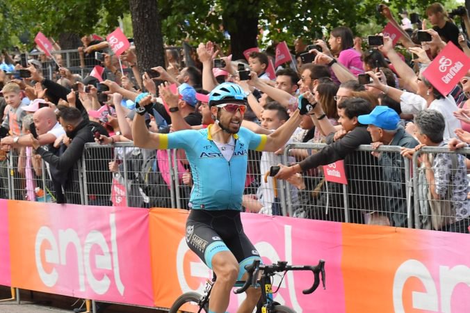Video: Cataldo sa stal víťazom 15. etapy Giro d´Italia, v ružovom drese ostal Carapaz