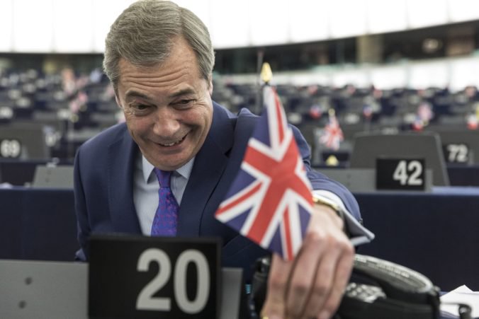 Briti sa v eurovoľbách prichýlili k extrému, strana Brexit získa v europarlamente 29 kresiel