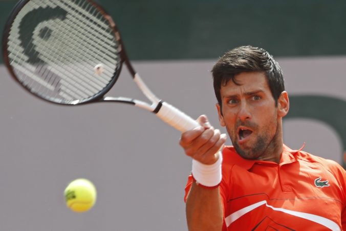 Novak Djokovič v úvodnom kole Roland Garros nestratil set a narazí na „lucke losera“