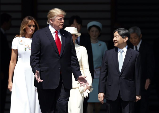 Trump sa na návšteve Japonska stretol s cisárom Naruhitom, s premiérom Abem si pozrel zápas sumo