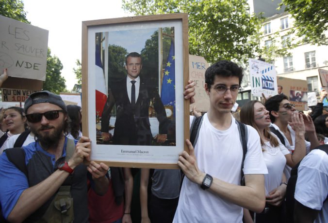 Aktivisti zvešiavajú portréty Macrona, protestujú proti jeho nečinnosti voči klimatickým zmenám