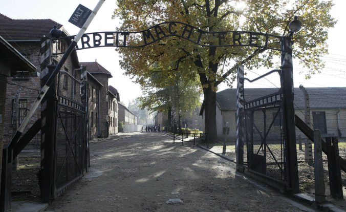 Dvaja mladíci poputujú za mreže, nahí sa priviazali k bráne Auschwitzu a zabili ovcu