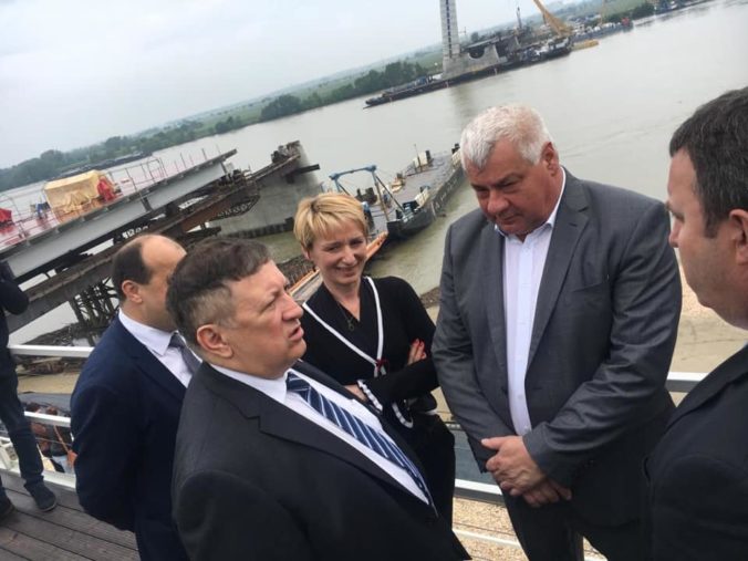 Foto: Ministri Érsek a Palkovics skontrolovali stavbu mosta cez Dunaj a dohodli sa na novom cez Ipeľ