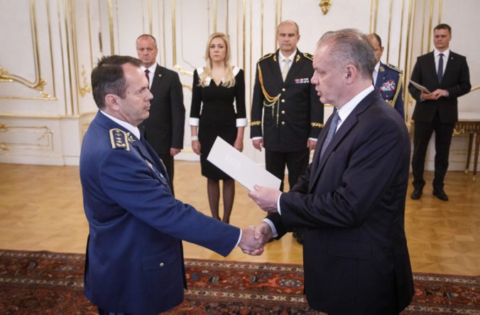 Foto: Prezident Kiska vymenoval do vyššej hodnosti štyroch profesionálnych vojakov