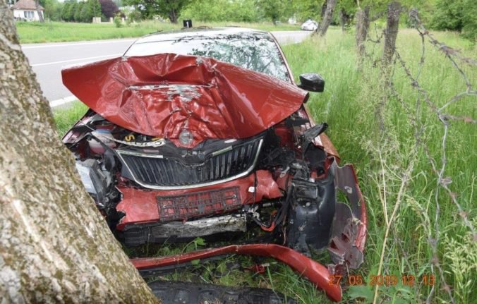 Foto: Pri Strede nad Bodrogom sa stala hrozivo vyzerajúca nehoda, vodič Škody vrazil do stromu
