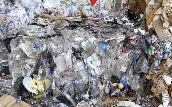 Malajzia odmieta byť skládkou pre bohaté štáty, vráti im stovky ton plastového odpadu