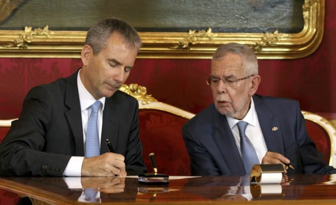 Rakúsky prezident formálne rozpustil vládu, vymenoval aj náhradu za kancelára Kurza