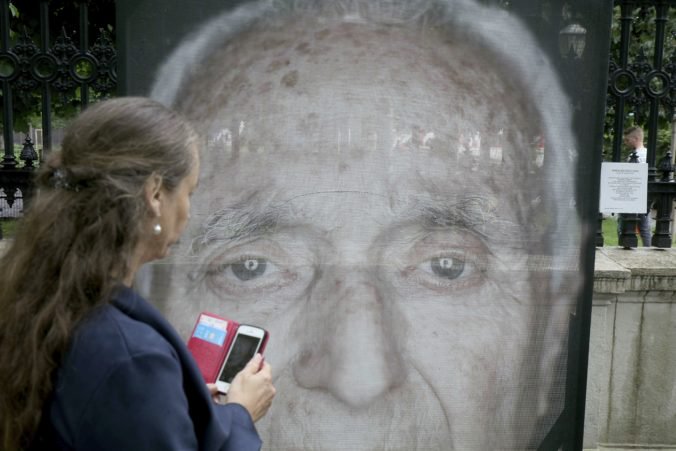 Video: Opäť poškodili fotografie ľudí, ktorí prežili holokaust. Vandali im rozrezali tváre