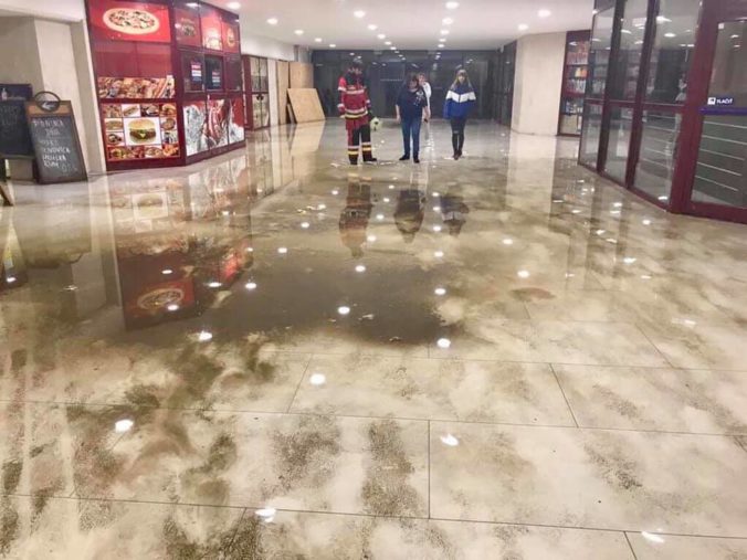 Foto: Prešov zasiahol intenzívny lejak, voda sa valila do podchodu železničnej stanice aj garáží