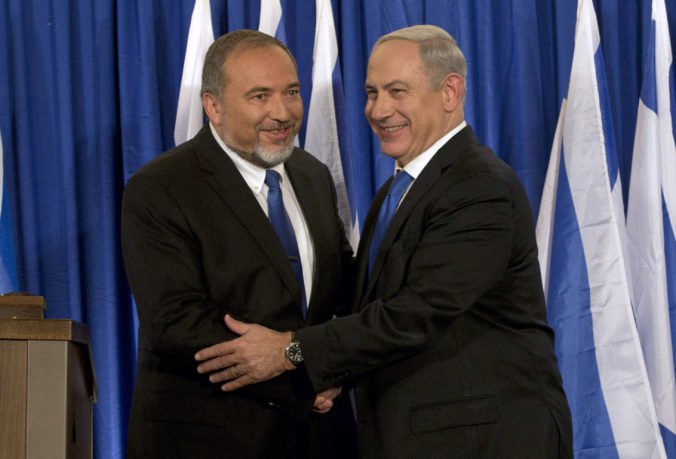 Izraelu hrozia nové parlamentné voľby, premiér Netanjahu a Lieberman nedokážu nájsť kompromis