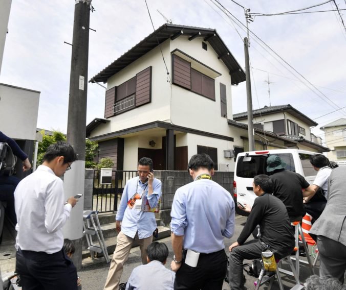 Polícia prehľadala dom muža, ktorý na autobusovej zastávke v Kawasaki zabil dvoch ľudí