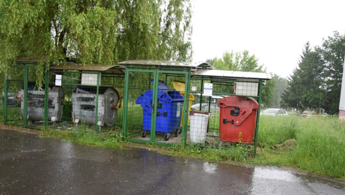 Foto: Polícia vyšetruje nález zbrane s nábojmi v Snine, muž ich objavil v koši na plasty