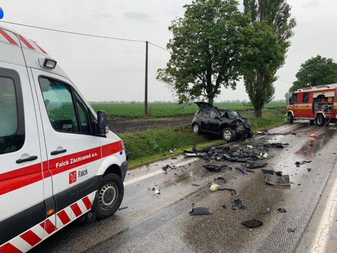 Foto: Vážna nehoda pri Oravnom, pri čelnej zrážke troch áut zahynuli dvaja ľudia
