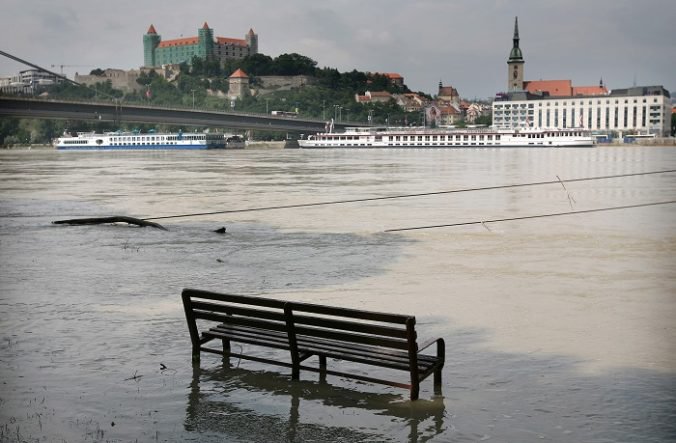 Hladina Dunaja v Bratislave stúpla o takmer 20 centimetrov, vo viacerých okresoch hrozia povodne
