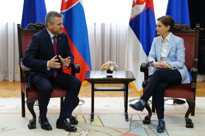 Premiér Pellegrini urovnal so Srbskom starý dlh, peniaze pôjdu na podporu Slovákov v zahraničí