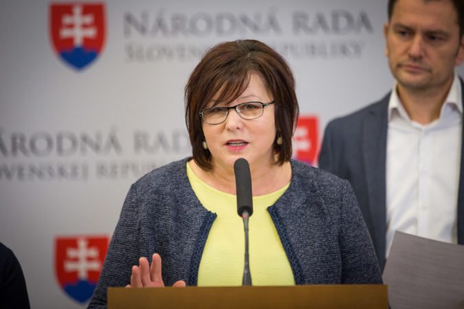 Verešová zvolala mimoriadny výbor, dôvodom je kontrola sociálneho pracovníka u novinárky