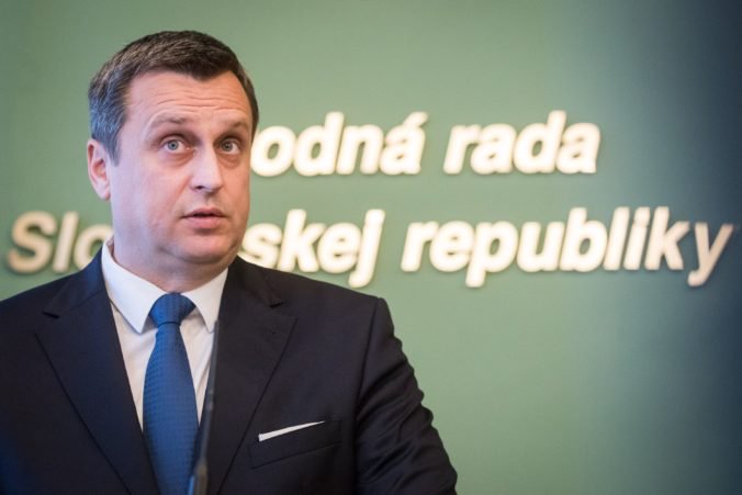 Andrej Danko prijal zápisnicu eurovolieb na Slovensku, ktoré vyhrala koalícia PS/Spolu